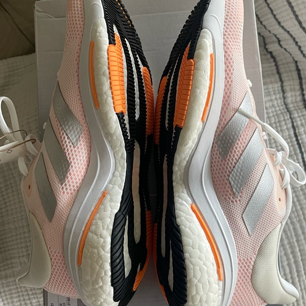NIB. Adidas Women's Solar Glide 5 White/Silver/ Lite Pink Size 9 - Picture 10 of 14